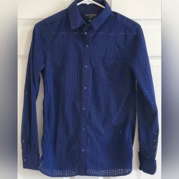 Banana Republic Classic Fit Button Up Navy Blue Eyelet Woman's Shirt. Size XS - Picture 1 of 9